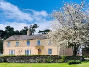 Beautiful farm house with dedicated sitting and media room for guest's use - 达文特里