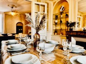 Villa Sénone - By BEST KEYS - Maison Familiale - Idéal Vacances ou Séjour Professionnel & Télétravail - Jardin & Véranda - 5 Chambres - Véranda & Bureau Séparé - Proche Centre & Commerces - Parking Facile & Gratuit