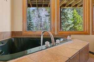 Creekside Suites 06 by Estes Park Condos