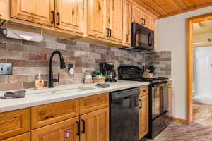 Creekside Suites 17 by Estes Park Condos
