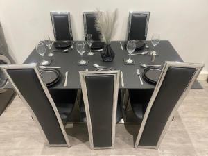 Modern 3- Bed House -Private Parking - sleeps 12- 2 Min M62