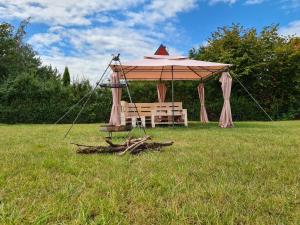 GLONEK - drewniany domek nad morzem w Rusinowie