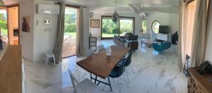 Villas Villa d’architecte avec piscine entre vignes et foret : Villa