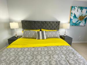 Stylish 3 Bdrm house- king bed, Netflix, parking