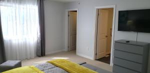 Stylish 3 Bdrm house- king bed, Netflix, parking