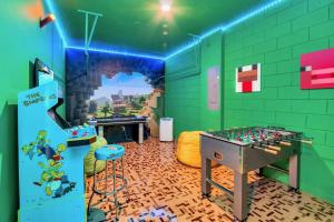 16-Guest Resort Home w HotTub-Pool-BBQ-Arcade