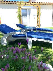 B&B / Chambres d'hotes Chambre d'hotes de charme MERBLEUESOLEIL : Chambre Quadruple Premium