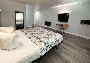Queen Room - Non-Smoking room in Motel 6-Anaheim CA
