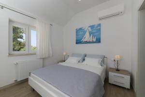 Seaside family friendly house with a swimming pool Supetar, Brac - 23114