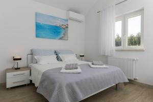 Seaside family friendly house with a swimming pool Supetar, Brac - 23114