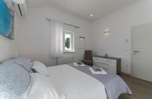 Seaside family friendly house with a swimming pool Supetar, Brac - 23114