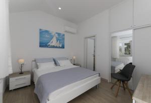 Seaside family friendly house with a swimming pool Supetar, Brac - 23114