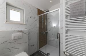 Seaside family friendly house with a swimming pool Supetar, Brac - 23114