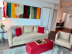 Ruby Getaway-Highrise, Balcony, Year-round Pool, City View!