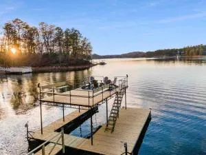Scenic Retreat-Lanier Lakefront-Private Dock-Sunset Views! - غينزفيل