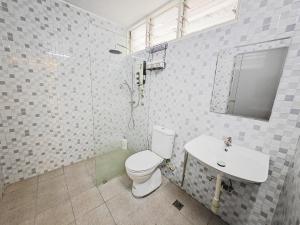 7 Home4Stay Peaceful GurneyTerrace 4BR15pax Shops & Eateries
