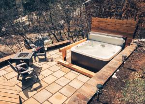 Luxury Mountain Cabin with Views, Hot Tub, Fireplace