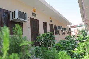 Radha Madhav Ashram Vrindavan