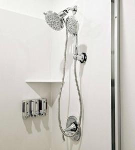 Couples Getaway Kitchenette Washer & Private Bath