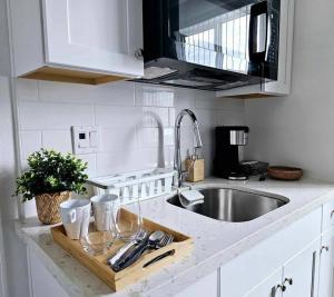 Couples Getaway Kitchenette Washer & Private Bath