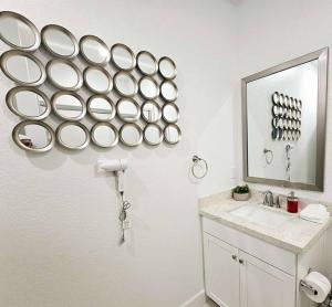 Couples Getaway Kitchenette Washer & Private Bath