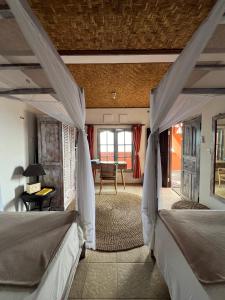 Phòng 2 Giường Đơn Có Phòng Tắm Chung (Twin Room with Shared Bathroom)