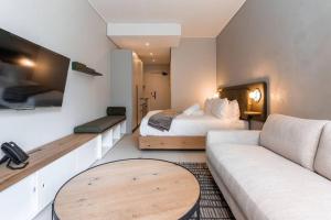 The Rose 105: Studio Apartment with Rooftop Pool