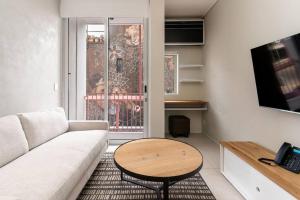 The Rose 105: Studio Apartment with Rooftop Pool