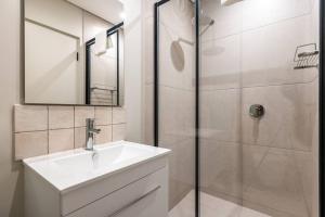 The Rose 105: Studio Apartment with Rooftop Pool