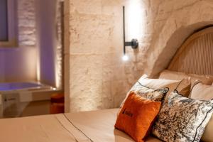 Naiira Luxury Trullo - jacuzzi and patio