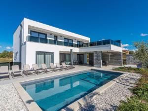 Amazing holiday home in Novigrad with bubble bath 