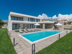 Modern holiday home in Novigrad with swimming pool 