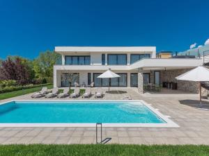 Modern holiday home in Novigrad with swimming pool 