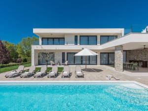 Modern holiday home in Novigrad with swimming pool 