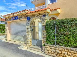 Sea-view apartment in Kastel