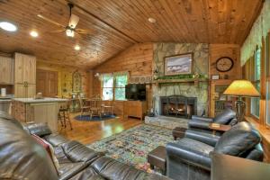 Goldfinch Rustic - Retreat w Hot Tub& Fire Pit