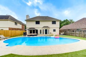 Amazing Getaway Home - 4 Bedrooms 2,5 Baths - West Houston, Katy, Richmond - Huge Pool, Mini-Golf, PingPong, Billards, BBQ, Katy Asian Town, Typhoon Waterpark, King Bed