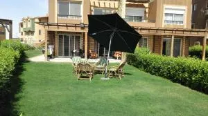 Three-Bedroom Garden Chalet at Marina Wadi Degla For Families - 艾因苏赫纳
