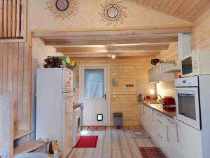 Chalet au milieu de la forêt avec lac à proximité