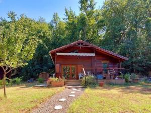Chalet au milieu de la forêt avec lac à proximité