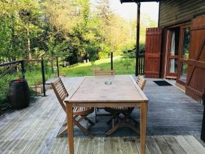 Chalet au milieu de la forêt avec lac à proximité
