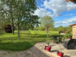 Maison à la campagne avec grand jardin clos - Les Brais