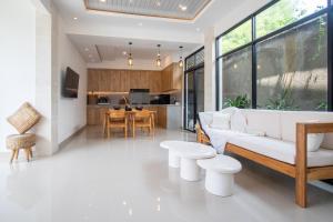 Sundaze 2 - Canggu Paradise with Pool and Kitchen Brand NEW