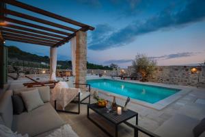 Villa Cavalleria Rusticana with heated pool and vineyard