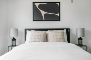 Blueground Gateway pool gym close to shops ATX-252