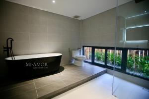 Suite Có Giường Cỡ King Và Bồn Tắm Spa (King Suite with Spa Bath)