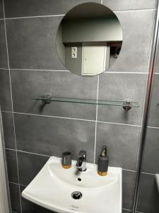 Guidos Place Souterrain Apartment