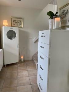 Nyhamnsläge med sundsutsikt och nära till strand.