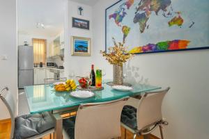 Cityscape Comfort Apartment With Garage - Happy Rentals