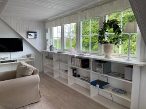 Nyhamnsläge med sundsutsikt och nära till strand.